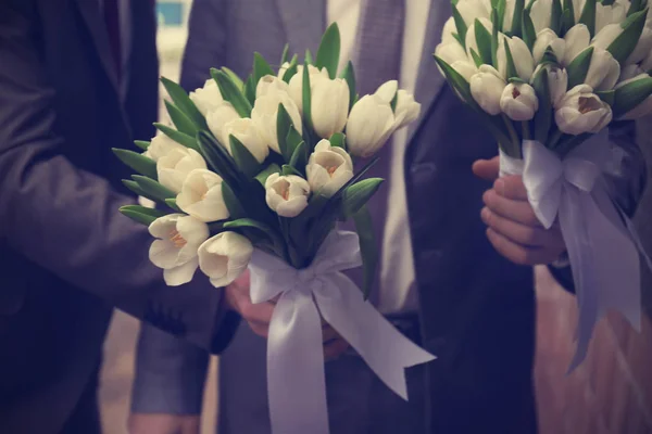 Novio y novio con ramos de flores —  Fotos de Stock