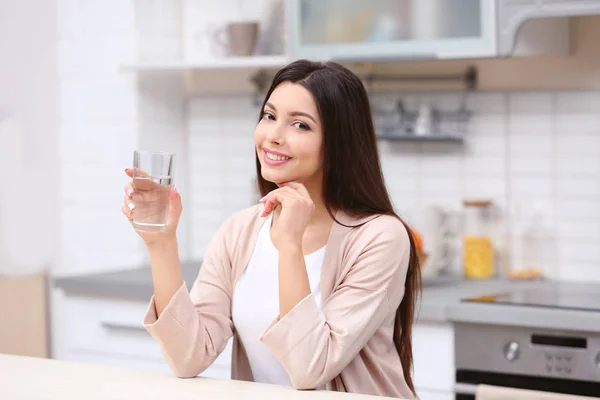 Schöne junge Frau — Stockfoto