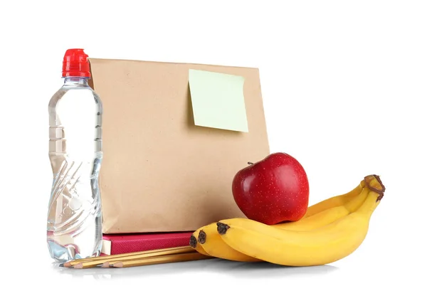 Sac à lunch en papier, bouteille d'eau, fruits et papeterie — Photo