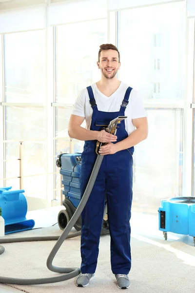Dry cleaner's employee working in flat — Stock Photo, Image