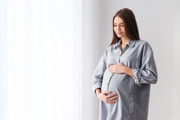 Mujer embarazada hermosa — Foto de Stock