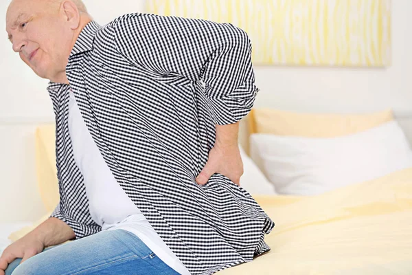 Seorang pria menderita sakit punggung — Stok Foto