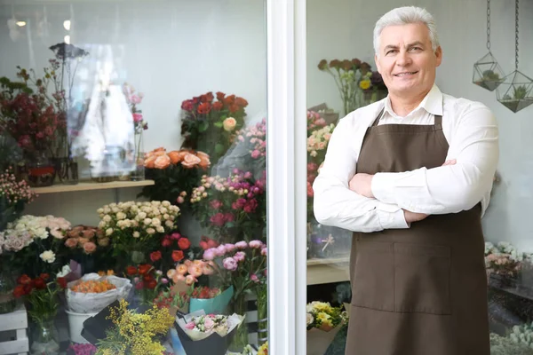 Mannelijke bloemist in bloemenwinkel — Stockfoto