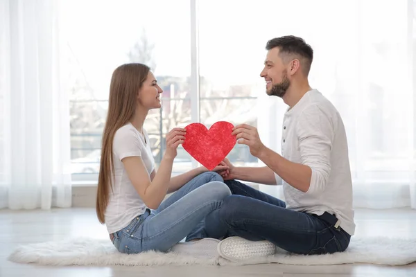 Feliz jovem casal — Fotografia de Stock