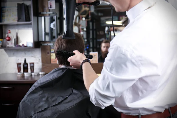 Fryzjer, Dokonywanie nowoczesne fryzury męskie — Zdjęcie stockowe