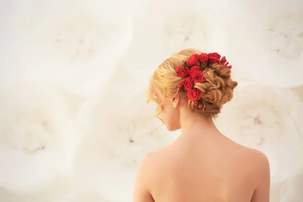 Ung kvinna med blommor i håret — Stockfoto
