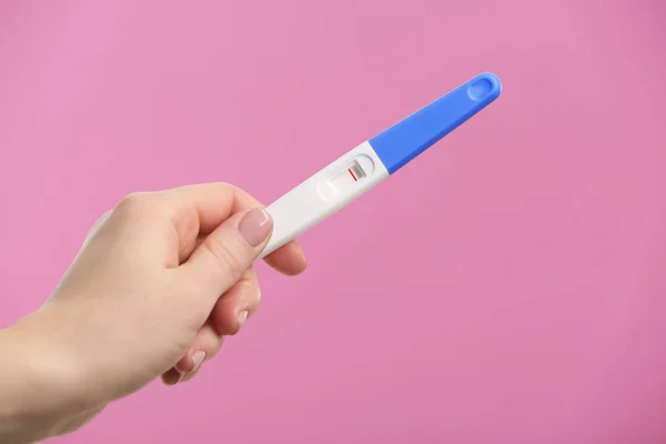 Těhotenství test v ruce — Stock fotografie