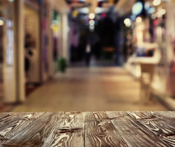 Mesa de madera en centro comercial borroso —  Fotos de Stock
