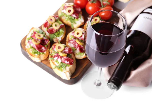 Välsmakande bruschettas serveras med vin — Stockfoto