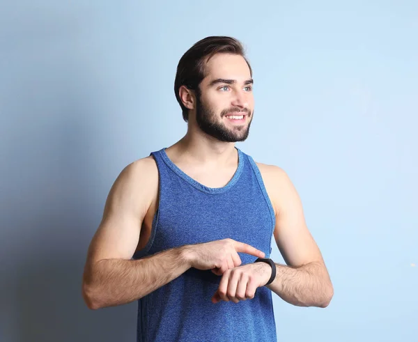 Jovem bonito com rastreador de fitness — Fotografia de Stock