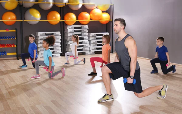 Cours d'éducation physique pour enfants à l'école gymnase — Photo