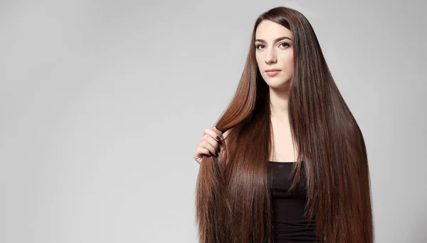 Жінка з довгим прямим волоссям — стокове фото