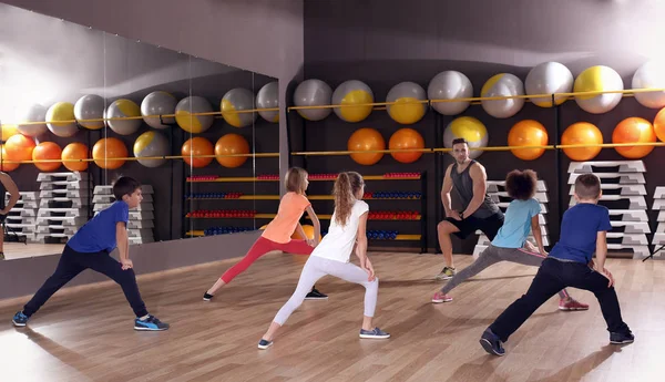 Kinder beim Sportunterricht in der Schulsporthalle — Stockfoto