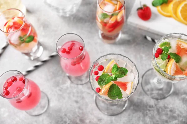 Vasos de delicioso vino spritzer sobre mesa gris —  Fotos de Stock