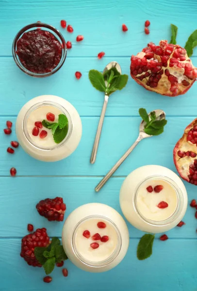 Frascos de vidrio con delicioso yogur —  Fotos de Stock