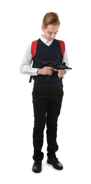 Schoolboy segurando metralhadora no fundo branco — Fotografia de Stock