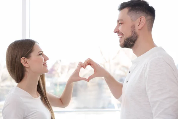 Feliz pareja joven — Foto de Stock