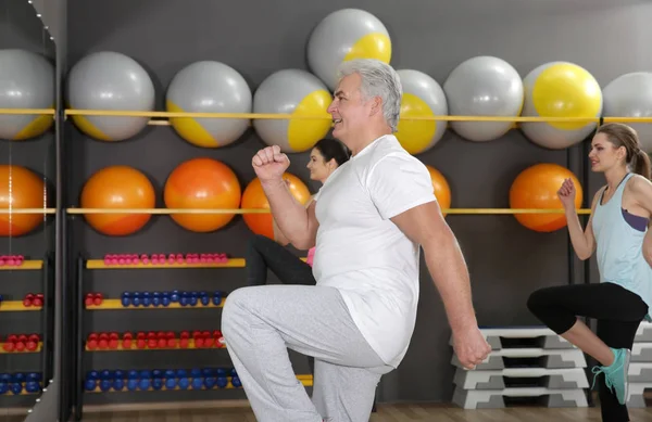 Seniorentraining in gym — Stockfoto