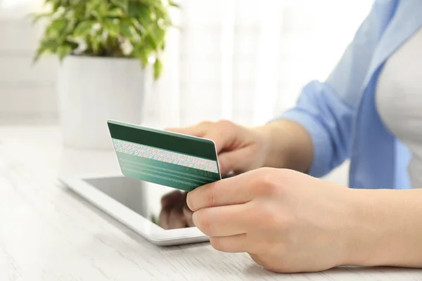 Mujer Pagar en línea con tarjeta de crédito —  Fotos de Stock
