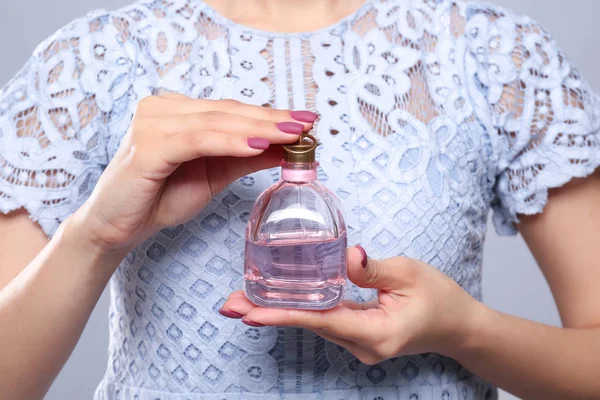 Mujer con frasco de perfume —  Fotos de Stock