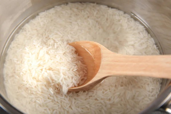 Ris i kastrull på bord — Stockfoto