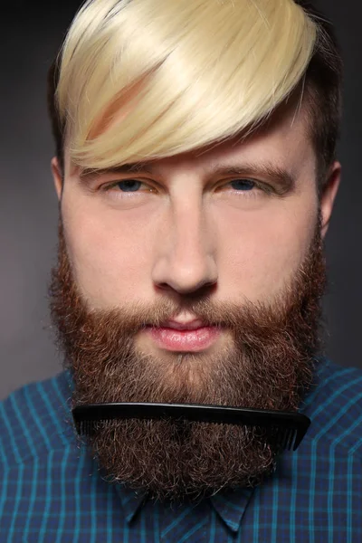 Retrato Hombre Guapo Con Peine Barba Sobre Fondo Oscuro —  Fotos de Stock