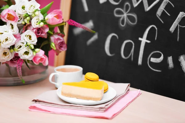 Torta gustosa e bellissimo bouquet — Foto Stock