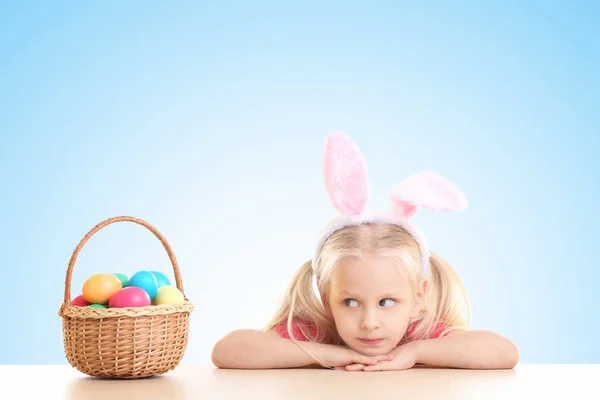 Meisje met mand met eieren — Stockfoto