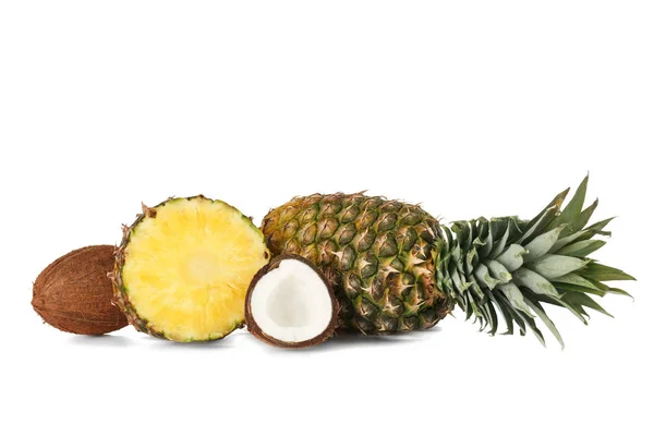 Fresh pineapples and coconuts — Stock Photo, Image