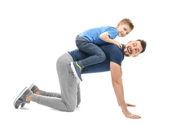 Knappe man spelen met zoon — Stockfoto