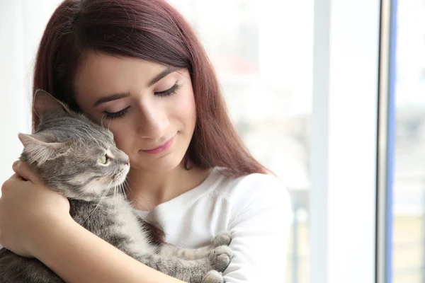 Schöne Frau mit süßer Katze — Stockfoto