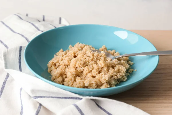 Teller mit gesundem Quinoa-Brei — Stockfoto