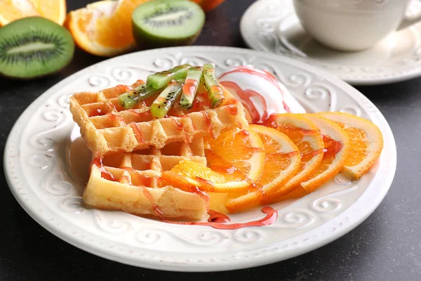 Leckere Waffeln mit leckeren Früchten — Stockfoto