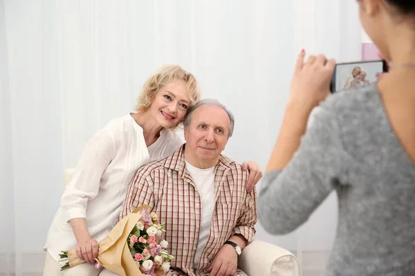 Donna scattare foto di coppia anziana — Foto Stock