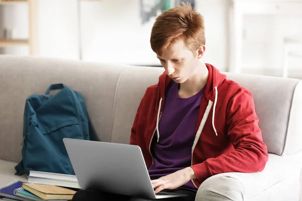 Laptop ile evde çalışan genç — Stok fotoğraf