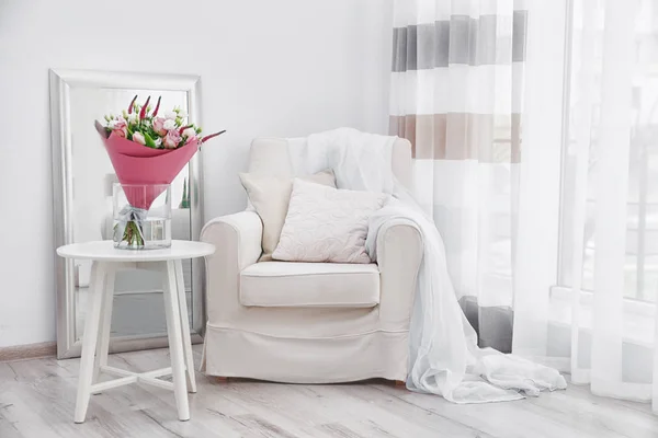 Design de interiores de quarto com belas flores — Fotografia de Stock
