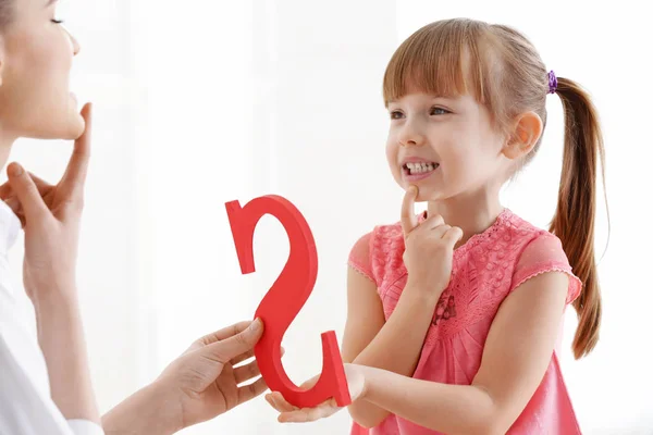 Girl at speech therapist office — Stock Photo, Image