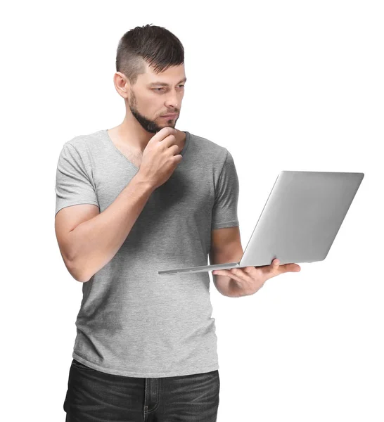 Schöner Programmierer mit Laptop auf weißem Hintergrund — Stockfoto