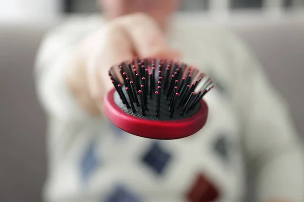 Homme tenant une brosse à cheveux — Photo