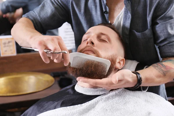 Kadeřník holení klient v holičství — Stock fotografie