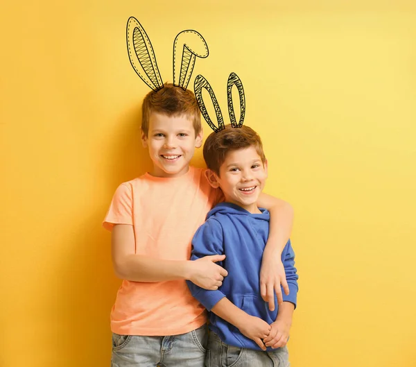 Lindos niños con orejas de conejo dibujadas sobre fondo de color —  Fotos de Stock