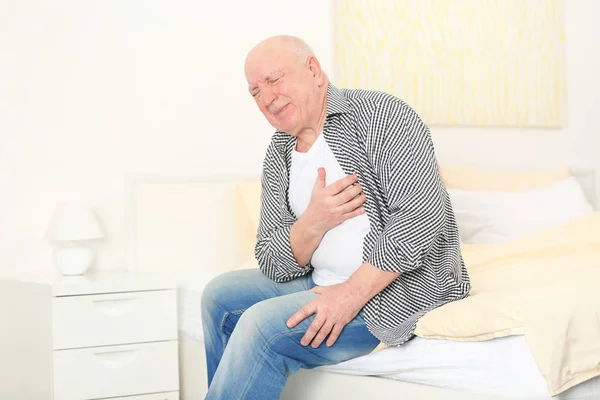 Homem maduro sofrendo de dor — Fotografia de Stock