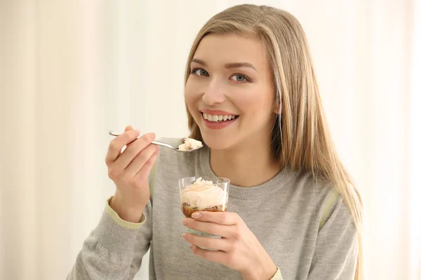 Mujer joven con helado — Foto de Stock