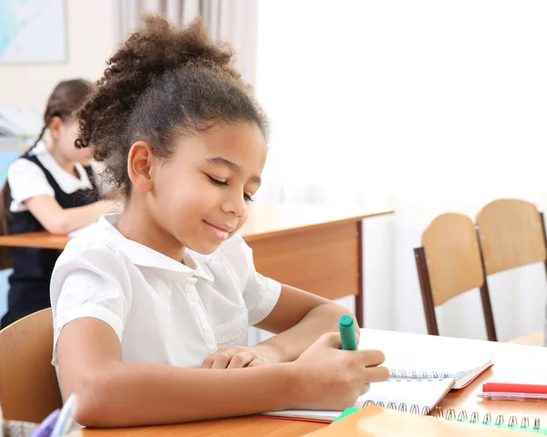 Vackra elementära Skolflicka — Stockfoto