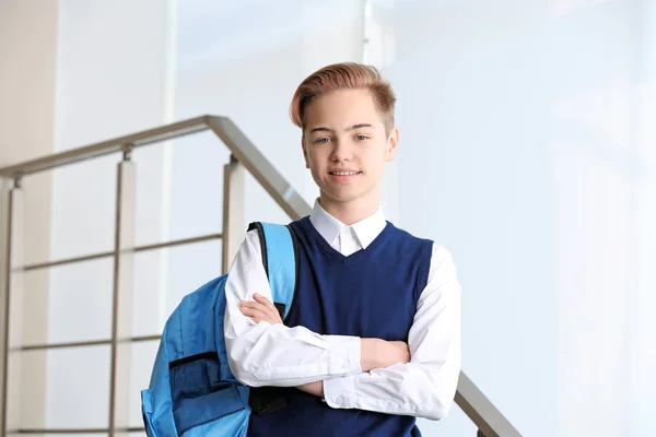 Tonårspojke Skoluniform Som Med Ryggsäck Stående Trappan — Stockfoto