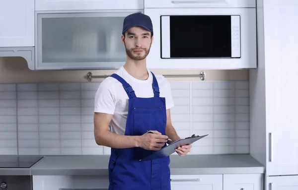 Joven trabajador guapo —  Fotos de Stock