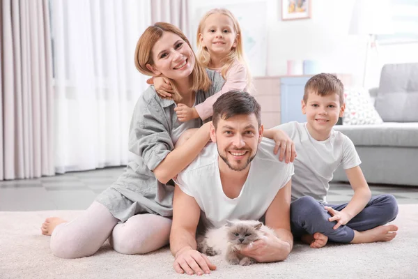 Padres con hijos y gato — Foto de Stock