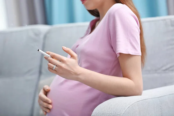 Pregnant woman smoking cigarette — Stock Photo, Image