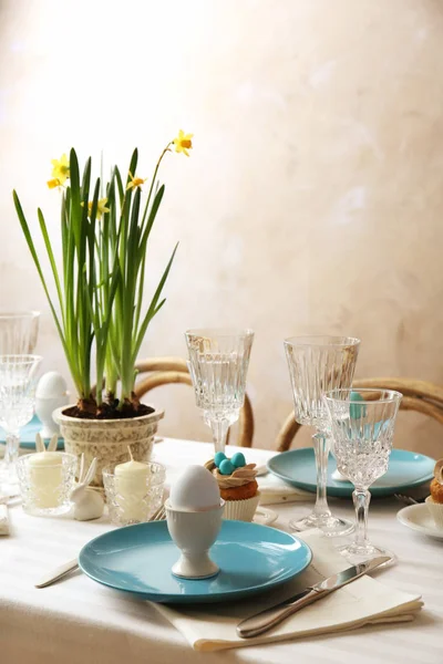 Hermoso ajuste de mesa de Pascua — Foto de Stock