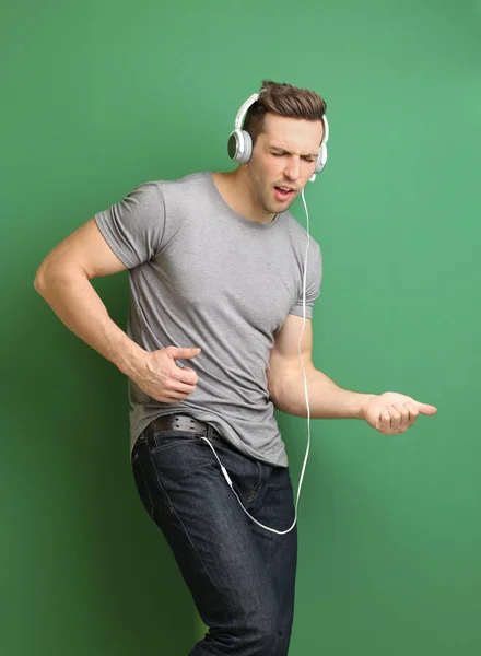 Knappe jonge man muziek beluisteren — Stockfoto